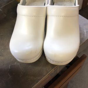WHITE DANSKO NURSING SHOE CLOG